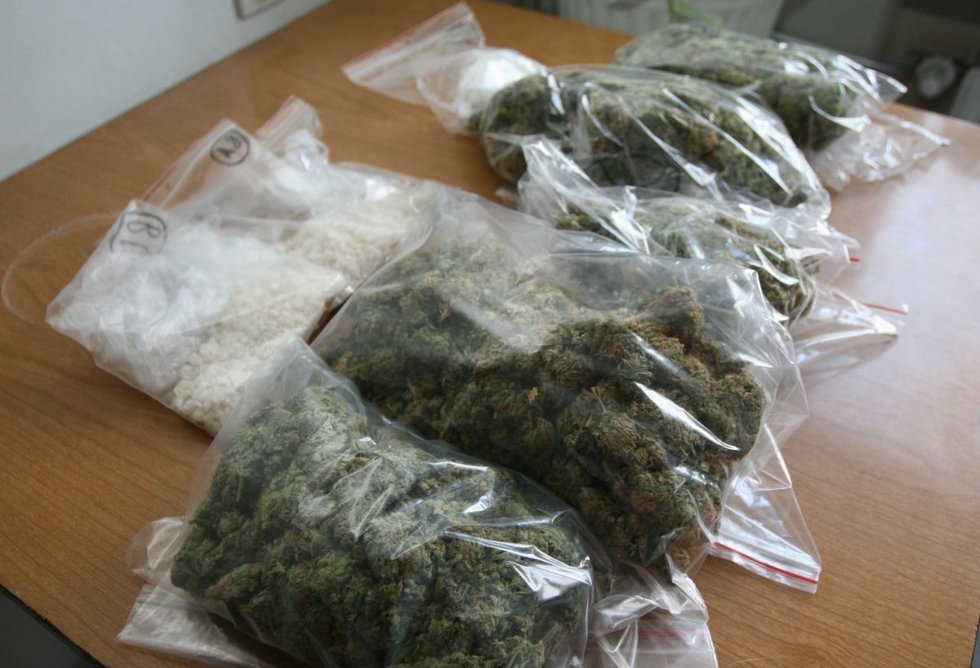  Prawie 2 kilogramy narkotyków na posesji (zdjęcie 1) - Autor: Policja