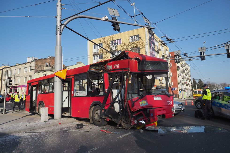  Wypadek autobusu na skrzyżowaniu ul. Nadbystrzyckiej i Głębokiej (zdjęcie 4) - Autor: Wojciech Nieśpiałowski 