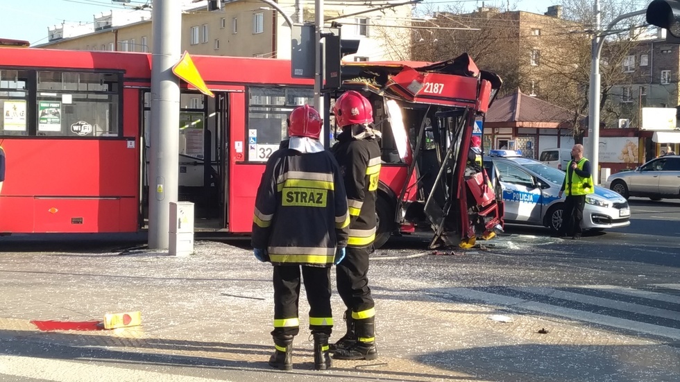  Wypadek autobusu na skrzyżowaniu ul. Nadbystrzyckiej i Głębokiej (zdjęcie 13) - Autor: Grzegorz Rekiel
