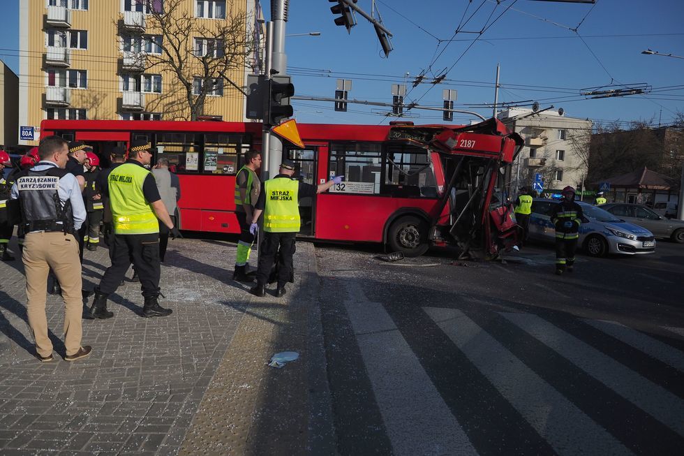  Wypadek autobusu na skrzyżowaniu ul. Nadbystrzyckiej i Głębokiej (zdjęcie 8) - Autor: Wojciech Nieśpiałowski 
