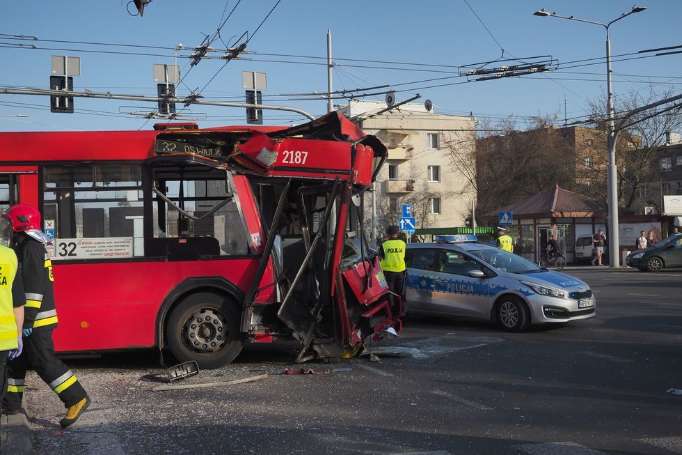  Wypadek autobusu na skrzyżowaniu ul. Nadbystrzyckiej i Głębokiej (zdjęcie 7) - Autor: Wojciech Nieśpiałowski 