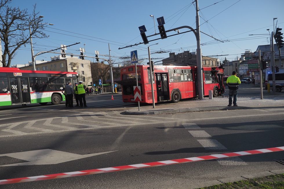  Wypadek autobusu na skrzyżowaniu ul. Nadbystrzyckiej i Głębokiej (zdjęcie 2) - Autor: Wojciech Nieśpiałowski 