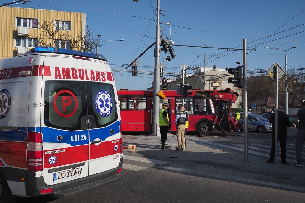  Wypadek autobusu na skrzyżowaniu ul. Nadbystrzyckiej i Głębokiej (zdjęcie 11) - Autor: Wojciech Nieśpiałowski 
