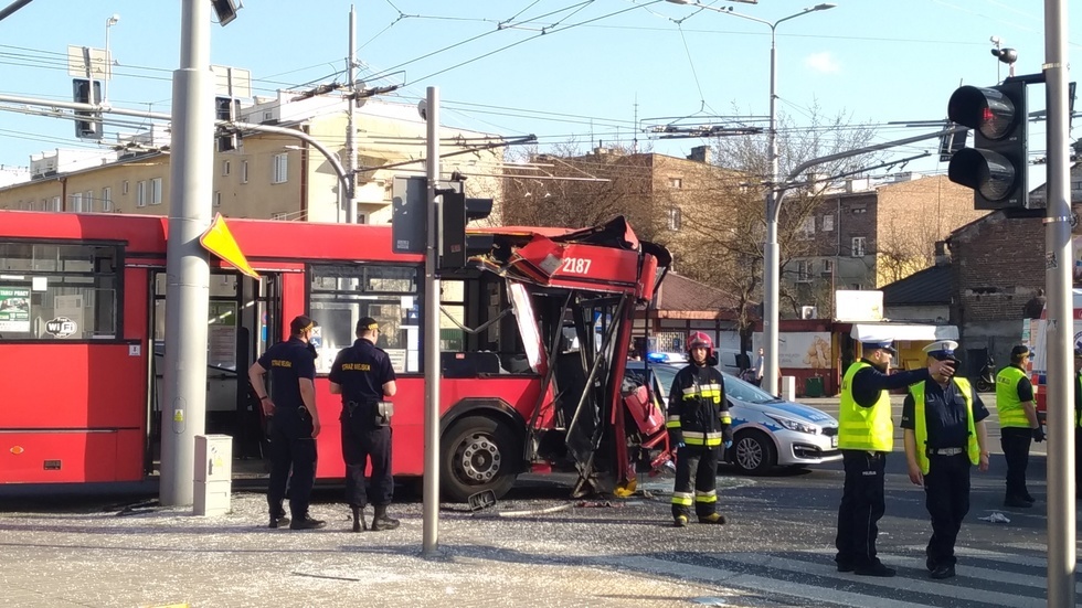  Wypadek autobusu na skrzyżowaniu ul. Nadbystrzyckiej i Głębokiej (zdjęcie 16) - Autor: Grzegorz Rekiel