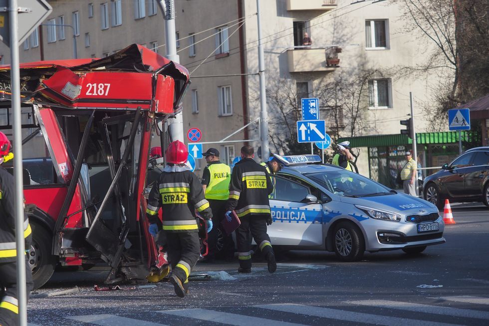  Wypadek autobusu na skrzyżowaniu ul. Nadbystrzyckiej i Głębokiej (zdjęcie 10) - Autor: Wojciech Nieśpiałowski 