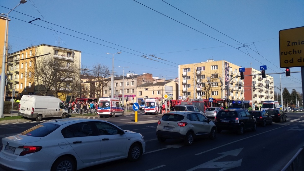  Wypadek autobusu na skrzyżowaniu ul. Nadbystrzyckiej i Głębokiej (zdjęcie 15) - Autor: Grzegorz Rekiel