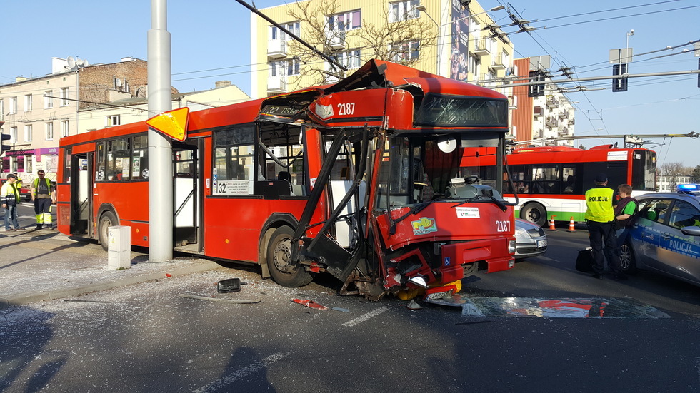  Wypadek autobusu na skrzyżowaniu ul. Nadbystrzyckiej i Głębokiej (zdjęcie 1) - Autor: Wojciech Nieśpiałowski