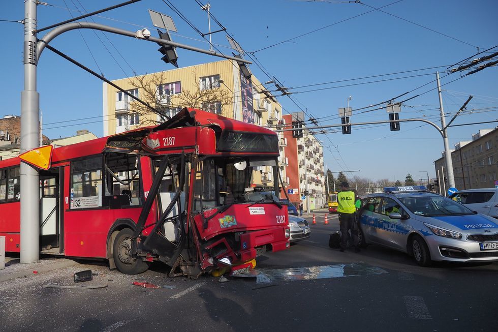  Wypadek autobusu na skrzyżowaniu ul. Nadbystrzyckiej i Głębokiej (zdjęcie 3) - Autor: Wojciech Nieśpiałowski 