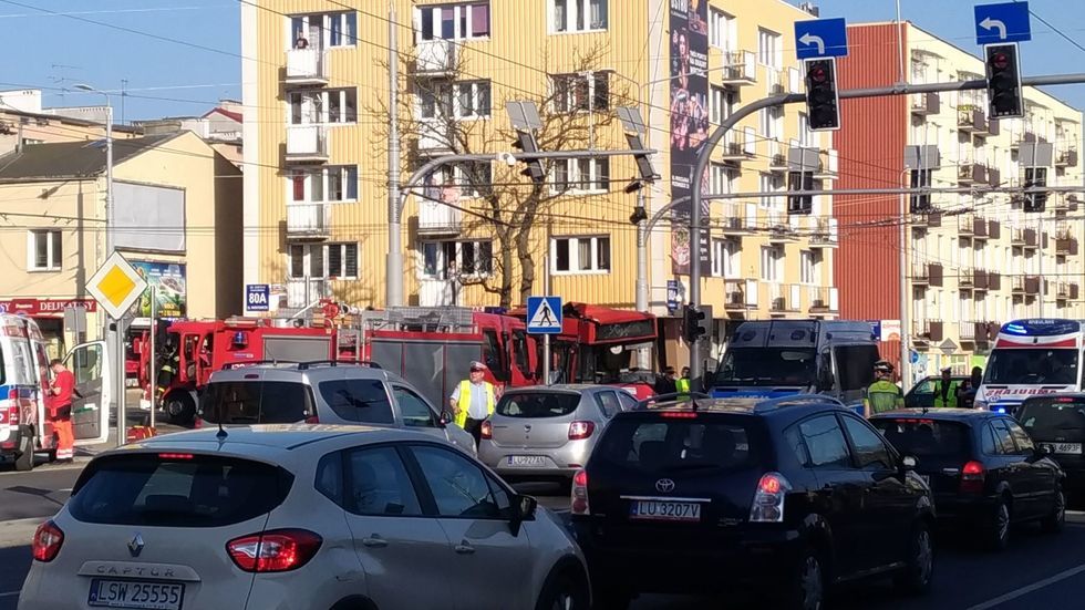  Wypadek autobusu na skrzyżowaniu ul. Nadbystrzyckiej i Głębokiej (zdjęcie 21) - Autor: Grzegorz Rekiel