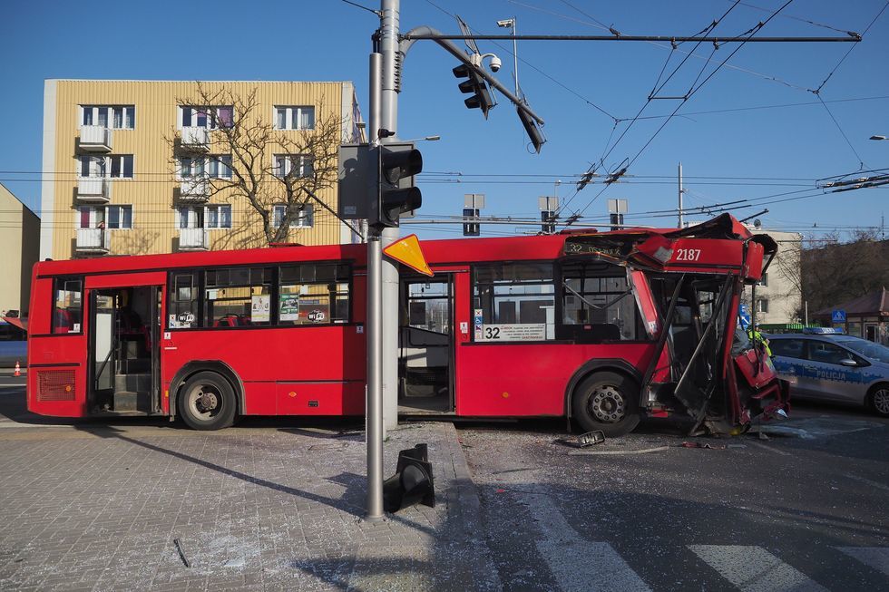  Wypadek autobusu na skrzyżowaniu ul. Nadbystrzyckiej i Głębokiej (zdjęcie 5) - Autor: Wojciech Nieśpiałowski 