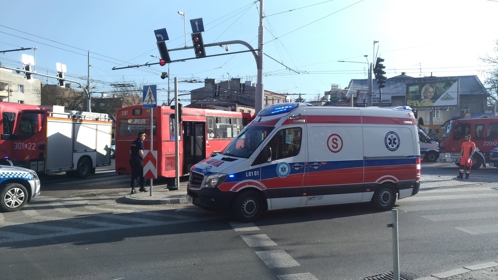  Wypadek autobusu na skrzyżowaniu ul. Nadbystrzyckiej i Głębokiej (zdjęcie 14) - Autor: Grzegorz Rekiel
