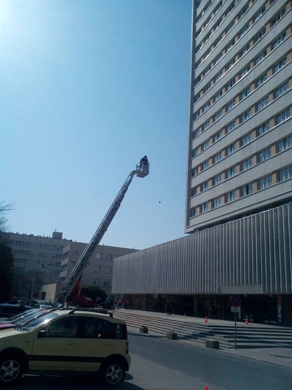  Straż pożarna przed rektroratem UMCS   - Autor: Konrad Pietraszek 