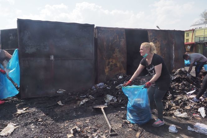 Sprzątanie po pożarze na targu przy ul. Ruskiej  - Autor: Wojciech Nieśpiałowski