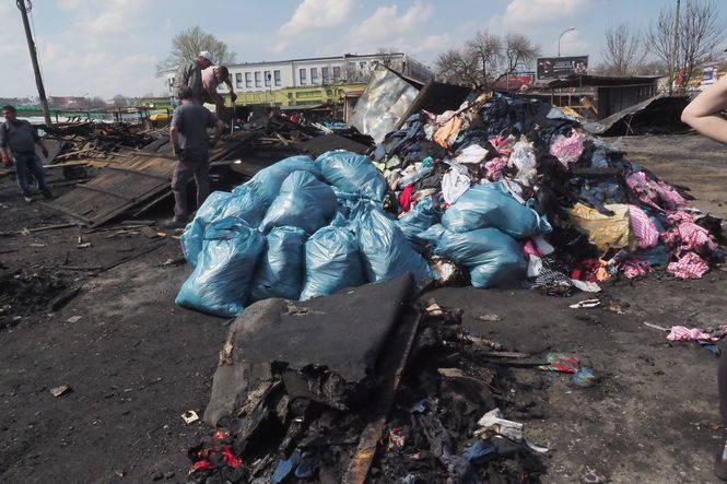 Sprzątanie po pożarze na targu przy ul. Ruskiej 