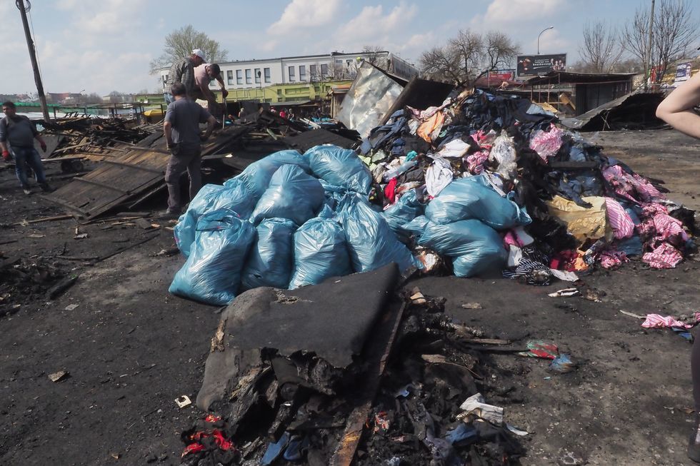  Sprzątanie po pożarze na targu przy ul. Ruskiej  (zdjęcie 15) - Autor: Wojciech Nieśpiałowski