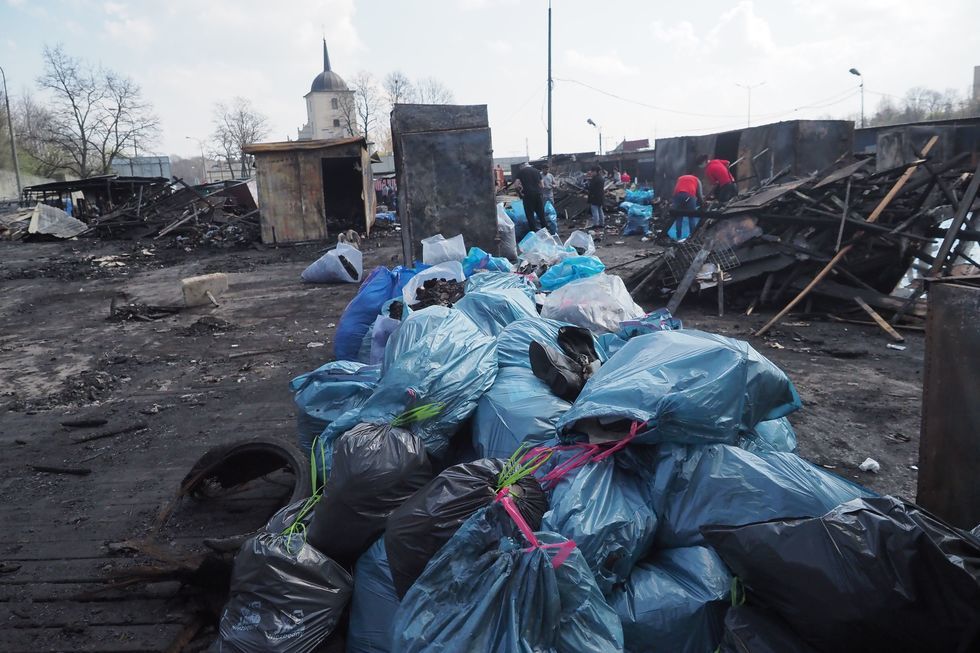  Sprzątanie po pożarze na targu przy ul. Ruskiej  (zdjęcie 7) - Autor: Wojciech Nieśpiałowski