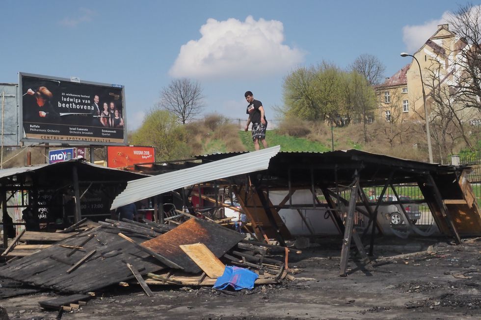  Sprzątanie po pożarze na targu przy ul. Ruskiej  (zdjęcie 16) - Autor: Wojciech Nieśpiałowski