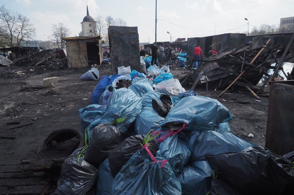  Sprzątanie po pożarze na targu przy ul. Ruskiej  (zdjęcie 6) - Autor: Wojciech Nieśpiałowski