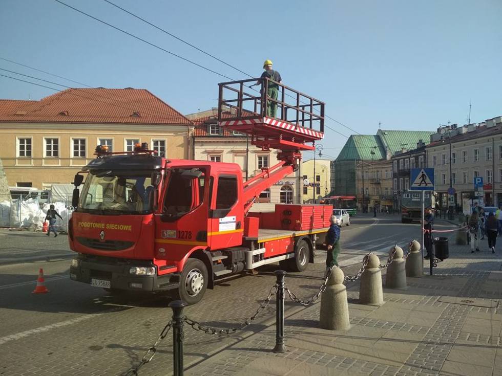  Koparka uszkodziła trakcję koło Bramy Krakowskiej  - Autor: Paweł Buczkowski