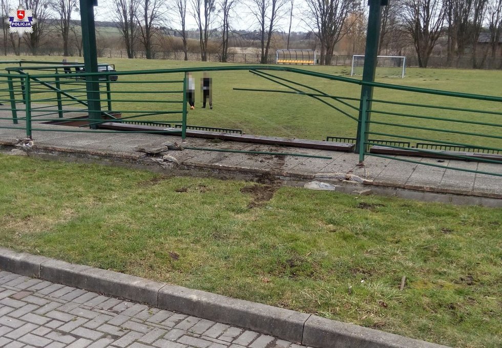  BMW staranowało ogrodzenie boiska   - Autor: Policja 