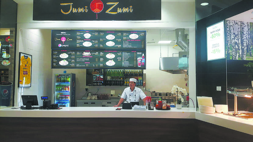  <p><strong>Jumi Zumi</strong></p>
<p>Dziś w Tarasach Zamkowych zostanie otwarta pierwsza w Lublinie restauracja Jumi Zumi, w kt&oacute;rej spr&oacute;bować będzie można tradycyjnej kuchni wietnamskiej oraz autorskich potraw przygotowanych przez wietnamskich mistrz&oacute;w kuchni. W ofercie restauracji z al. Unii Lubelskiej 2 znajdują się m. in.: tradycyjna wietnamska zupa Pho na oryginalnym bulionie, aromatyczne dania mięsne z ryżem lub makaronem oraz oryginalne kompozycje ze świeżych owoc&oacute;w morza.</p>
<p>W dniu otwarcia, o godz. 19.30 w lokalu pojawi się jedna z gł&oacute;wnych postaci Motoru - Marcin Burkhardt, a także prezes klubu i trenerzy. Będzie można porozmawiać z nimi, zdobyć autograf czy pamiątkowe zdjęcie, a także nabyć klubowe pamiątki.</p>