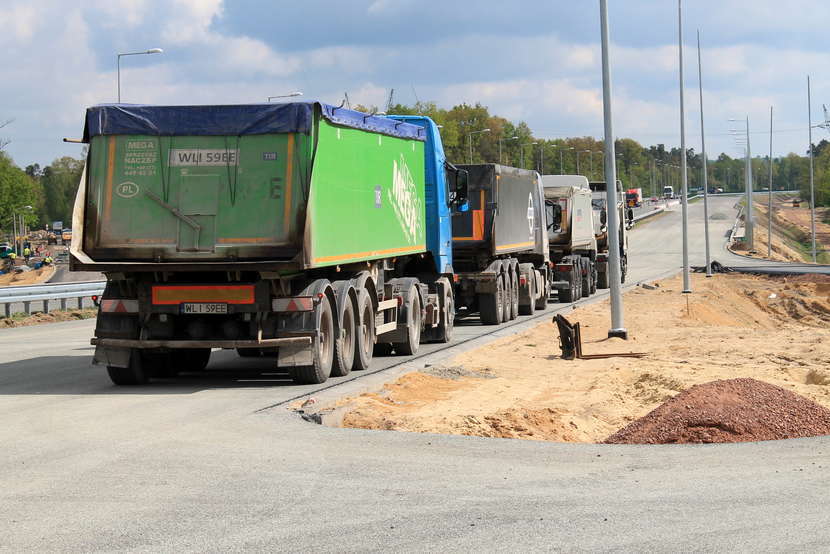  <p>Ciężar&oacute;wki stojące w pobliżu węzła "Azoty"</p>