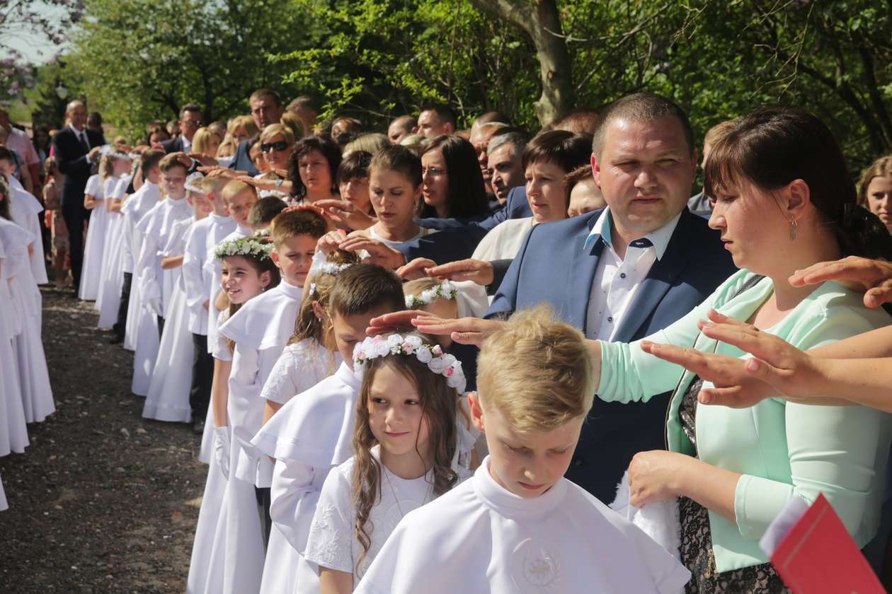  Pierwsza komunia święta w Dysie (zdjęcie 31) - Autor: Paweł Buczkowski