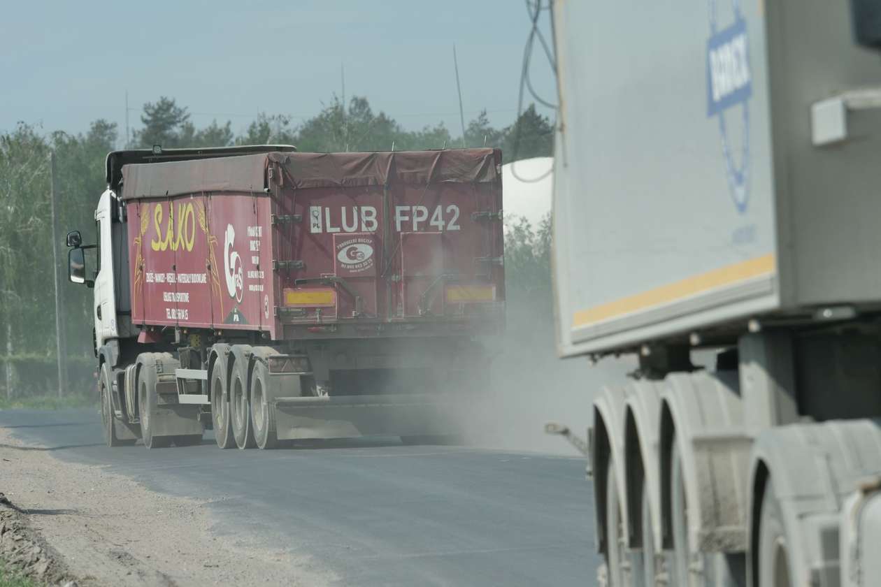  Droga powiatowa za nową sortownią śmieci w Rokitnie (zdjęcie 1) - Autor: Maciej Kaczanowski