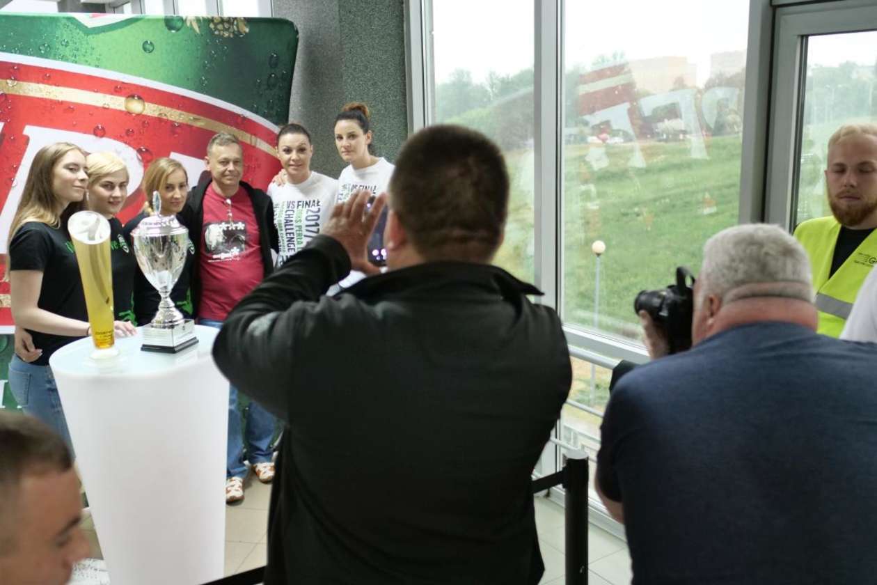  Mecz MKS Perła - Pogoń Szczecin, była okazja dla kibiców na zdjęcie z pucharem Challenge Cup (zdjęcie 16) - Autor: Maciej Kaczanowski