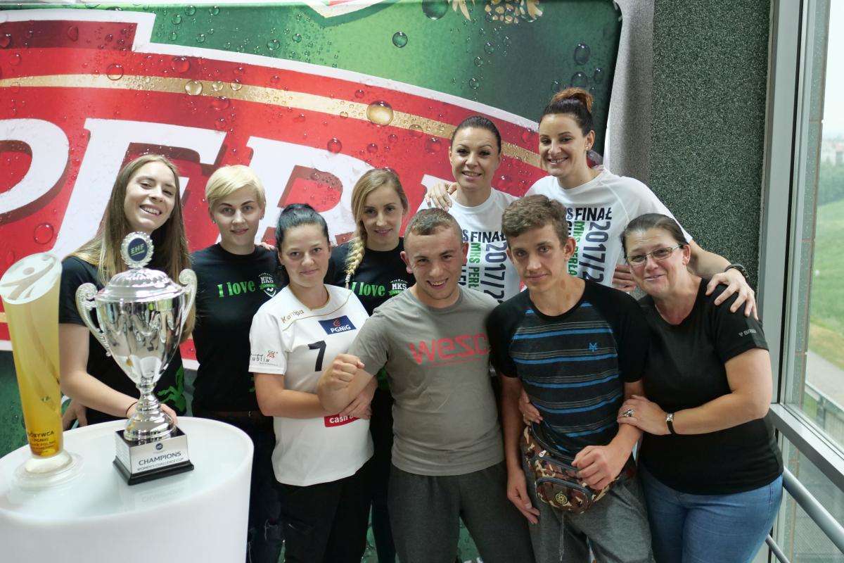 Mecz MKS Perła - Pogoń Szczecin, była okazja dla kibiców na zdjęcie z pucharem Challenge Cup - Autor: Maciej Kaczanowski