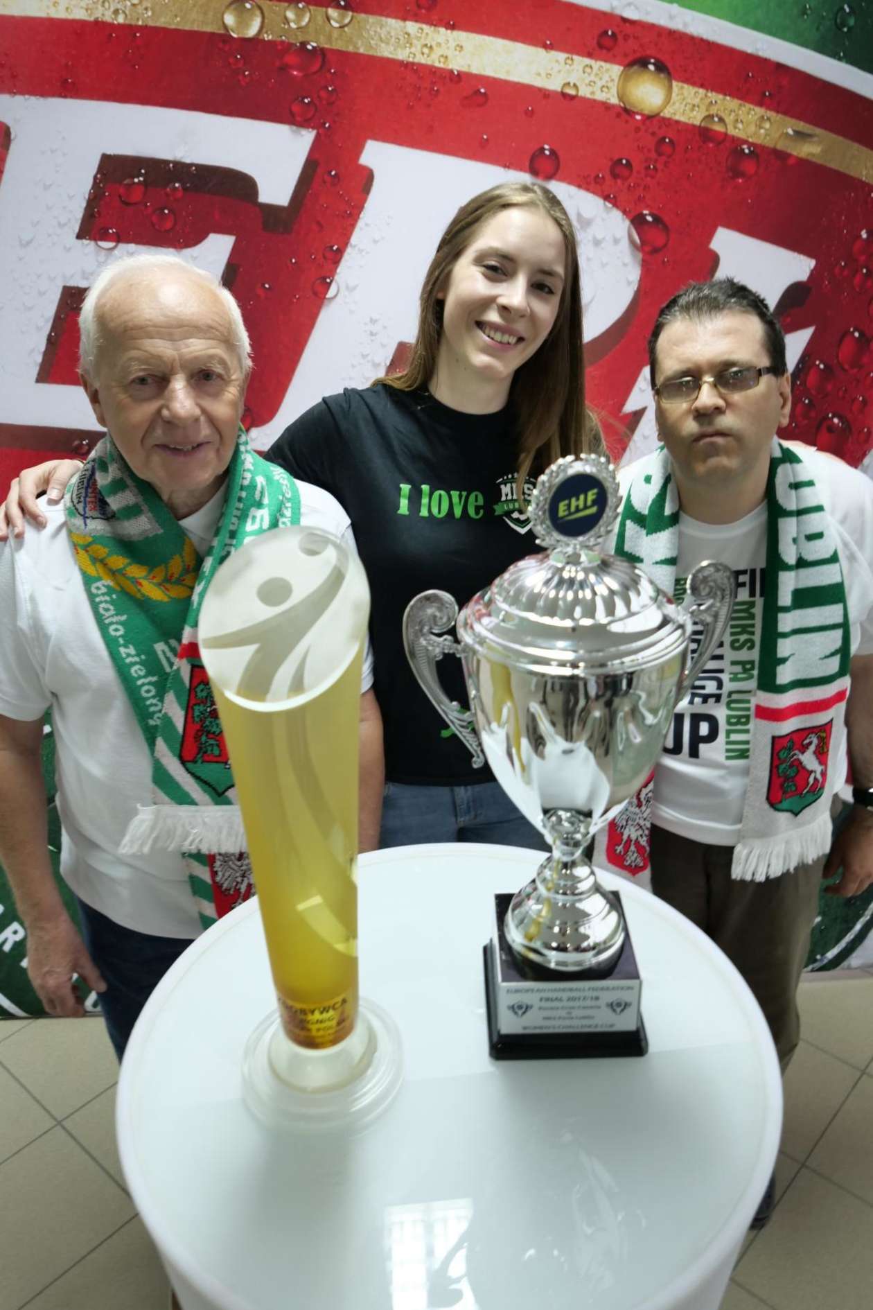  Mecz MKS Perła - Pogoń Szczecin, była okazja dla kibiców na zdjęcie z pucharem Challenge Cup (zdjęcie 36) - Autor: Maciej Kaczanowski