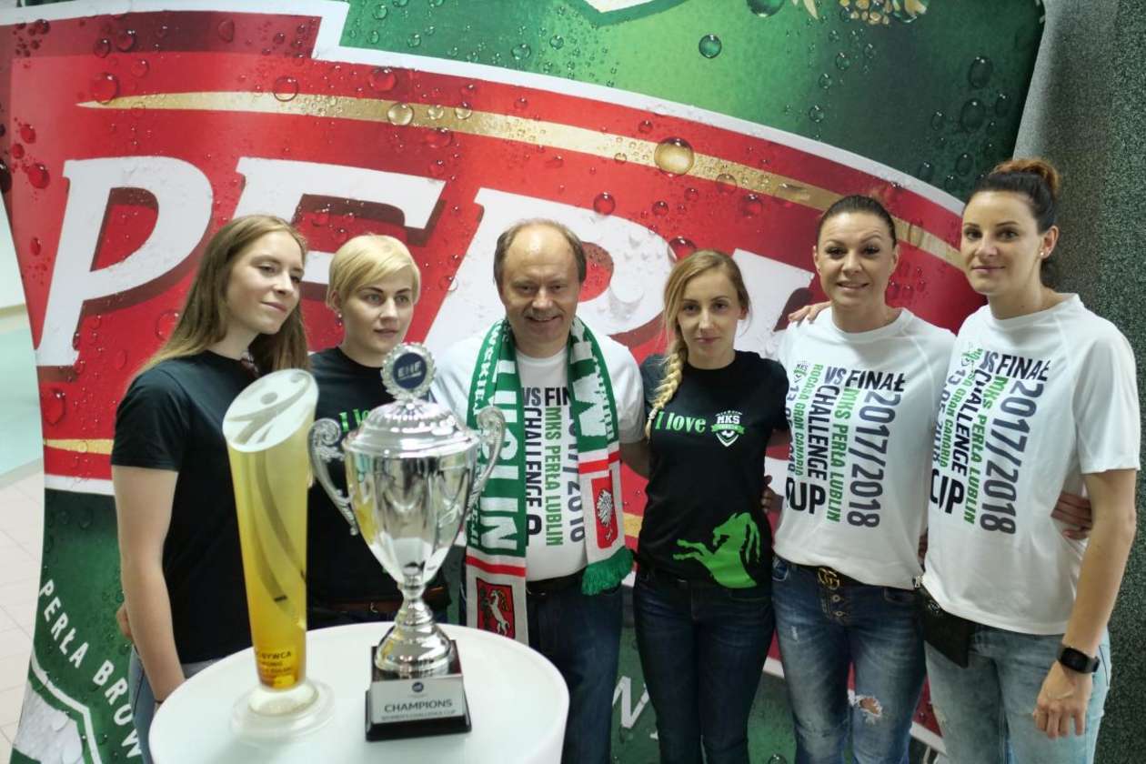  Mecz MKS Perła - Pogoń Szczecin, była okazja dla kibiców na zdjęcie z pucharem Challenge Cup (zdjęcie 32) - Autor: Maciej Kaczanowski