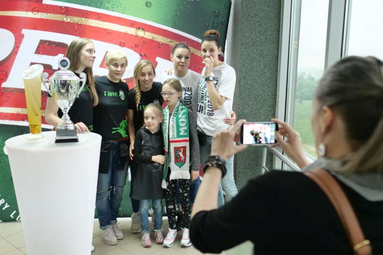  Mecz MKS Perła - Pogoń Szczecin, była okazja dla kibiców na zdjęcie z pucharem Challenge Cup (zdjęcie 30) - Autor: Maciej Kaczanowski