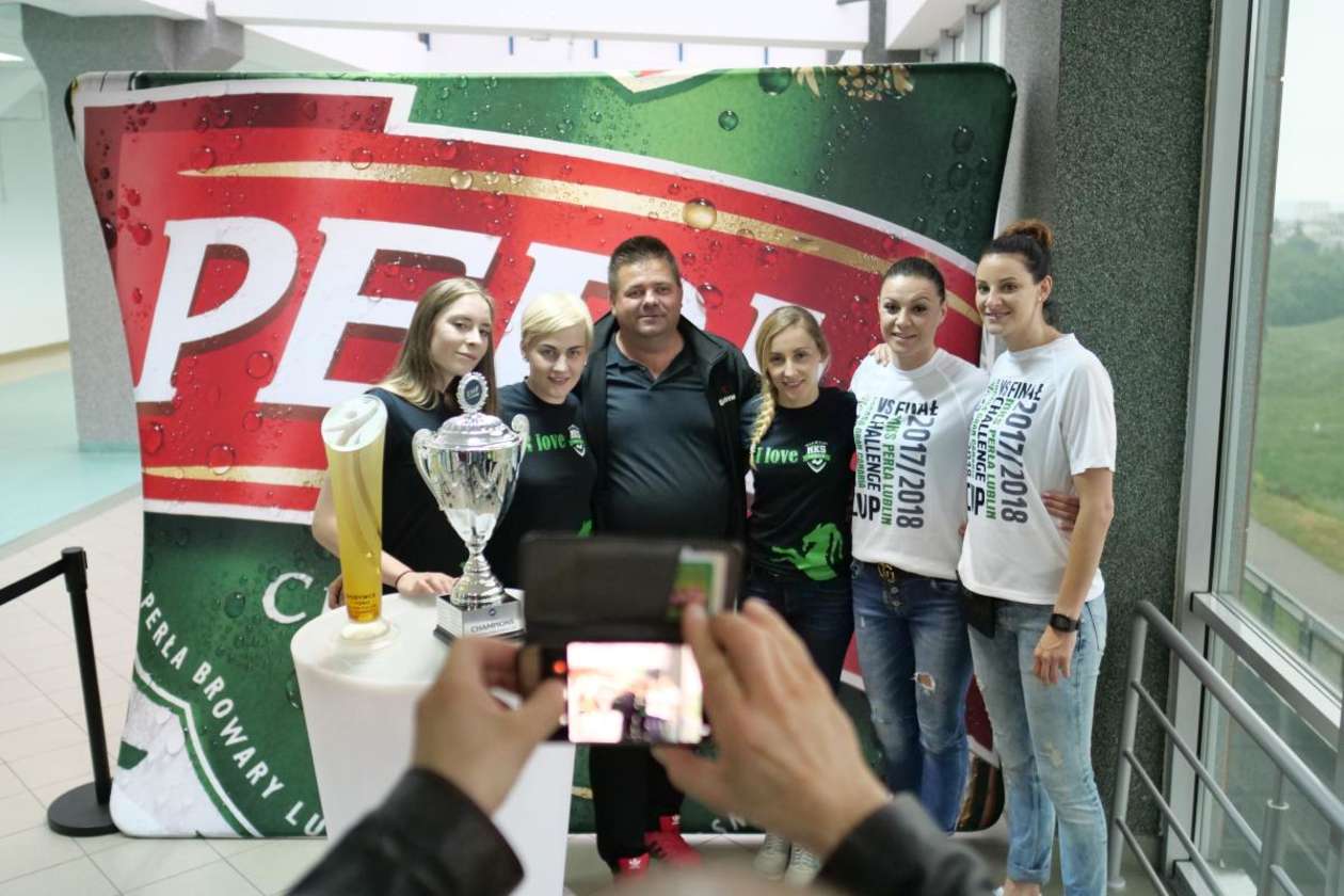  Mecz MKS Perła - Pogoń Szczecin, była okazja dla kibiców na zdjęcie z pucharem Challenge Cup (zdjęcie 17) - Autor: Maciej Kaczanowski