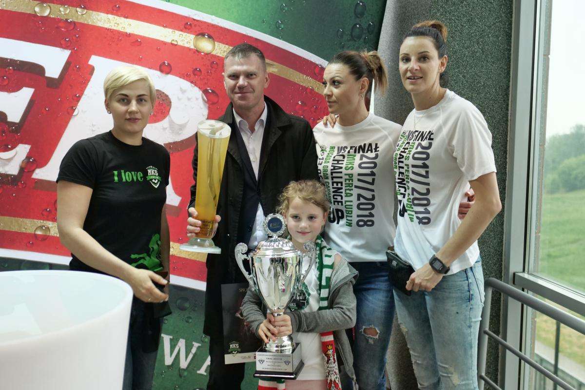 Mecz MKS Perła - Pogoń Szczecin, była okazja dla kibiców na zdjęcie z pucharem Challenge Cup