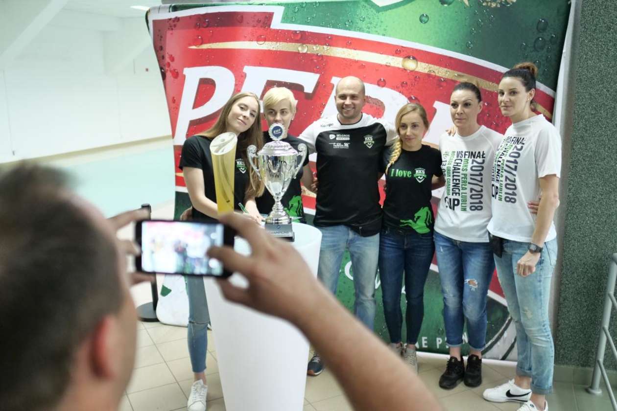  Mecz MKS Perła - Pogoń Szczecin, była okazja dla kibiców na zdjęcie z pucharem Challenge Cup (zdjęcie 26) - Autor: Maciej Kaczanowski