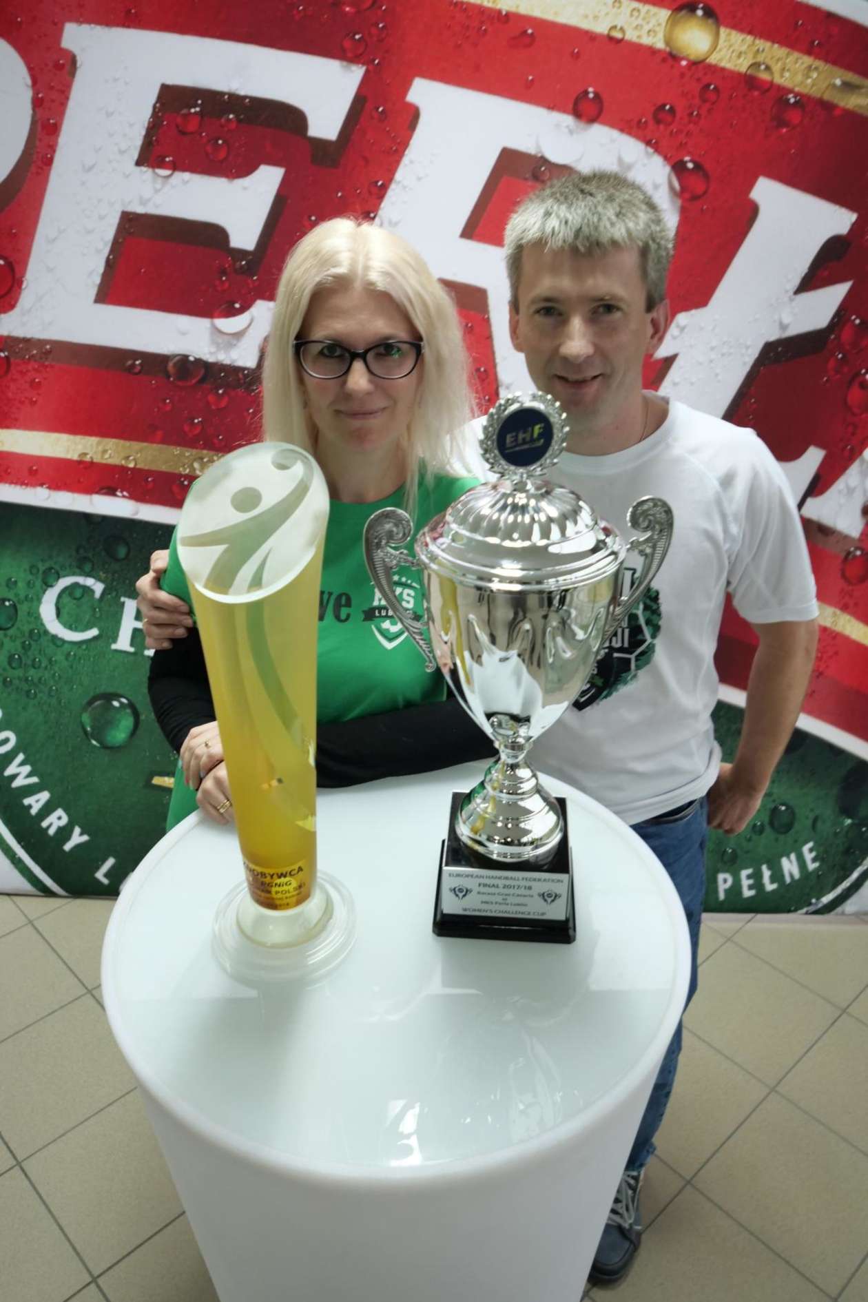  Mecz MKS Perła - Pogoń Szczecin, była okazja dla kibiców na zdjęcie z pucharem Challenge Cup  - Autor: Maciej Kaczanowski