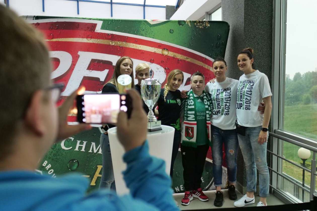  Mecz MKS Perła - Pogoń Szczecin, była okazja dla kibiców na zdjęcie z pucharem Challenge Cup (zdjęcie 15) - Autor: Maciej Kaczanowski