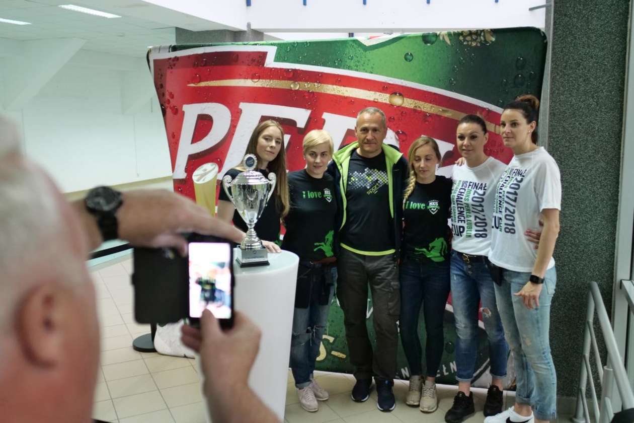  Mecz MKS Perła - Pogoń Szczecin, była okazja dla kibiców na zdjęcie z pucharem Challenge Cup (zdjęcie 19) - Autor: Maciej Kaczanowski