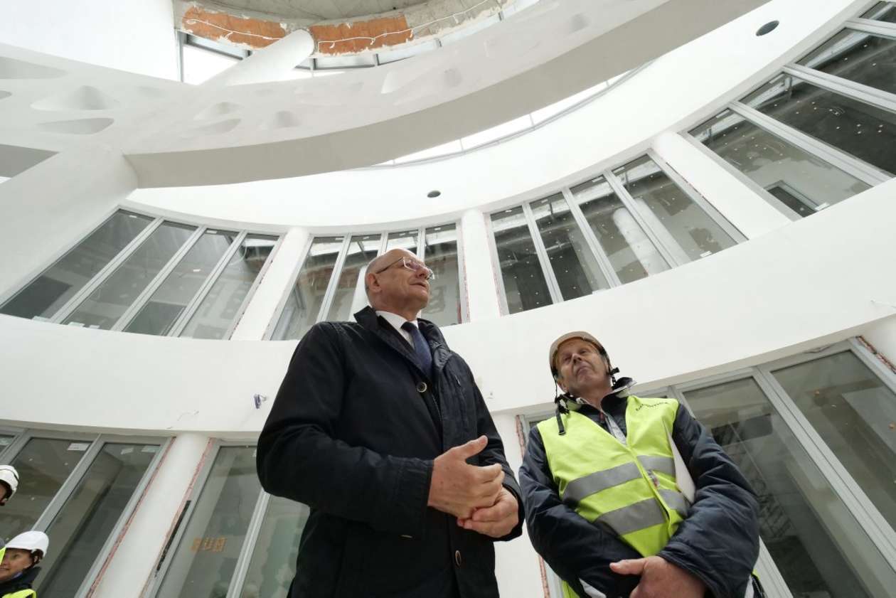  Prezydent Krzysztof Żuk na budowie żłobka przy ul. Zelwerowicza (zdjęcie 7) - Autor: Maciej Kaczanowski