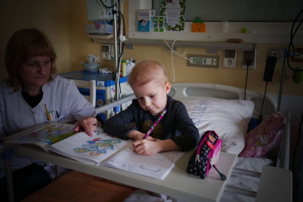  Uniwersytecki Szpital Dziecięcy: lekcje w przyszpitalnej szkole (zdjęcie 10) - Autor: Maciej Kaczanowski