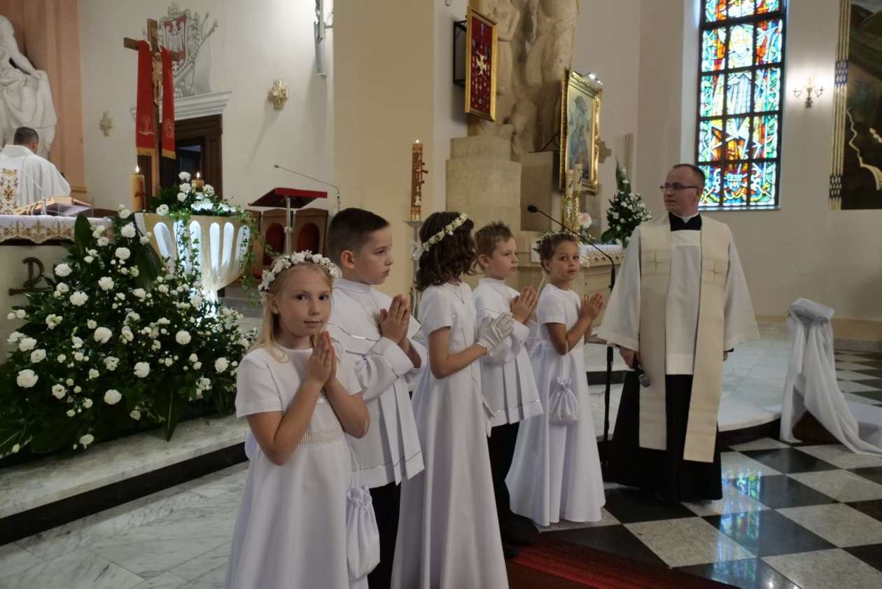  Kościół Garnizonowy: Pierwsza Komunia Święta dzieci z SP nr 6 i 27 w Lublinie (zdjęcie 28) - Autor: Maciej Kaczanowski