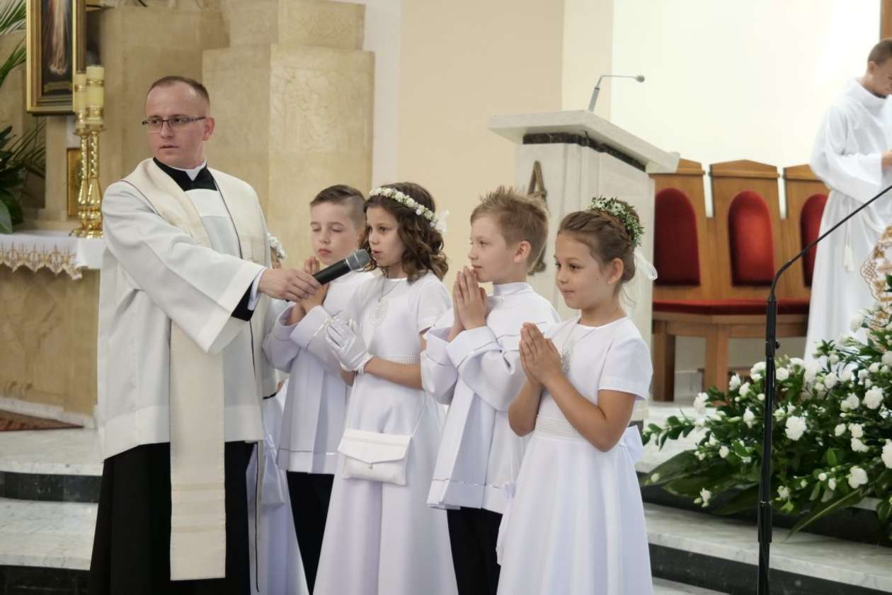  Kościół Garnizonowy: Pierwsza Komunia Święta dzieci z SP nr 6 i 27 w Lublinie (zdjęcie 9) - Autor: Maciej Kaczanowski