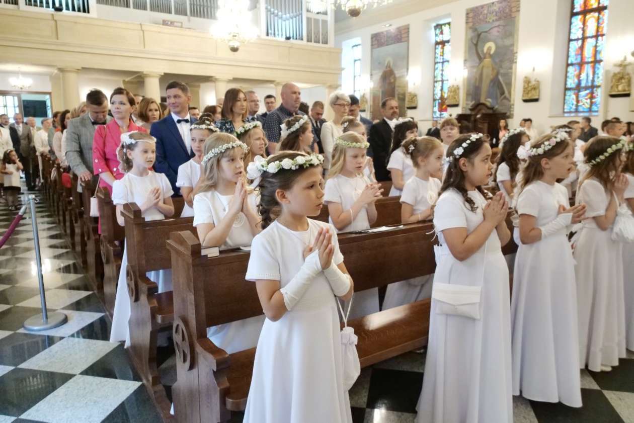  Kościół Garnizonowy: Pierwsza Komunia Święta dzieci z SP nr 6 i 27 w Lublinie (zdjęcie 27) - Autor: Maciej Kaczanowski