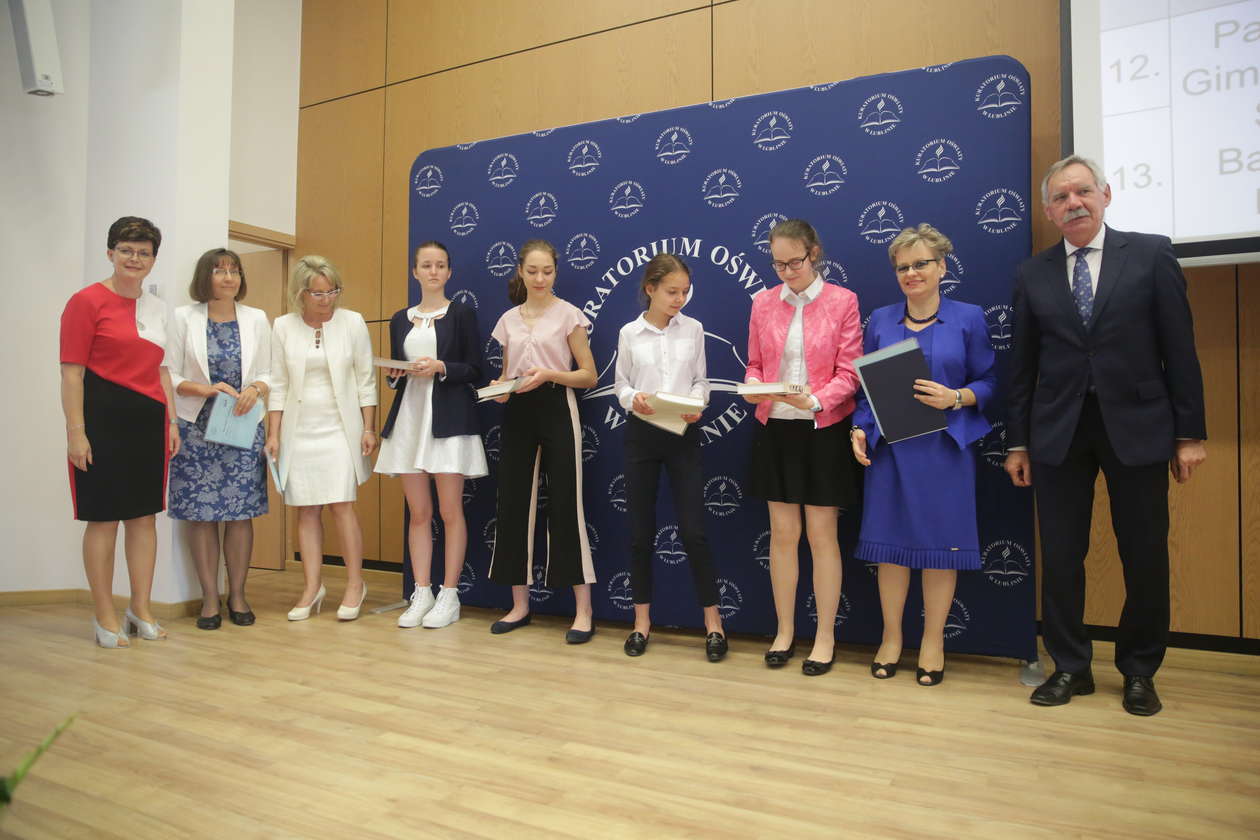  Laureaci konkursów przedmiotowych nagrodzeni przez kuratorium (zdjęcie 1) - Autor: Paweł Buczkowski