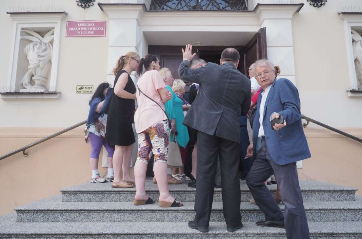  Pikieta przed spotkaniem z premierem Morawieckim w Lublinie  - Autor: Wojciech Nieśpiałowski