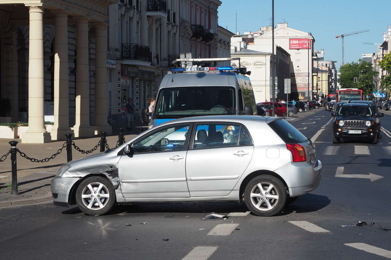  Zderzenie samochodów na rogu Krakowskiego Przedmieścia i Kołłątaja (zdjęcie 4) - Autor: Łukasz Dudkowski
