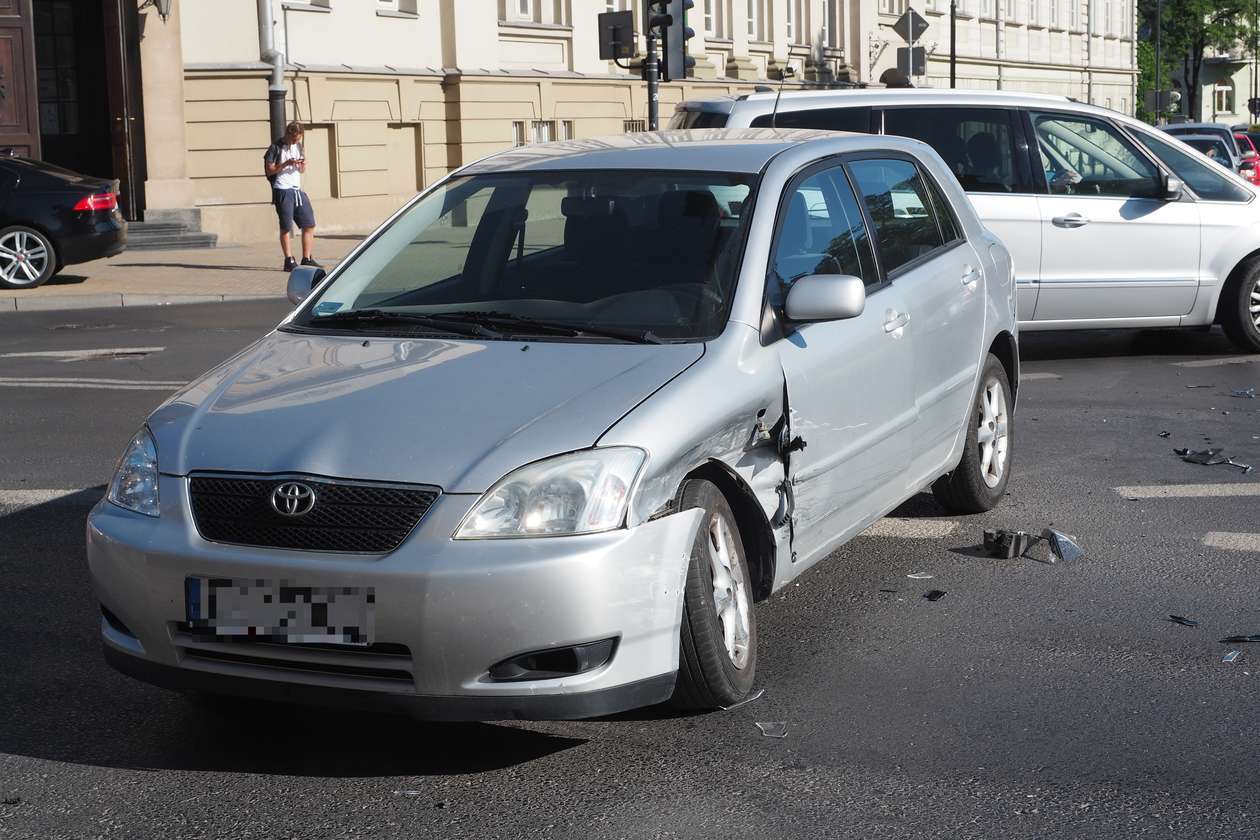  Zderzenie samochodów na rogu Krakowskiego Przedmieścia i Kołłątaja (zdjęcie 6) - Autor: Łukasz Dudkowski