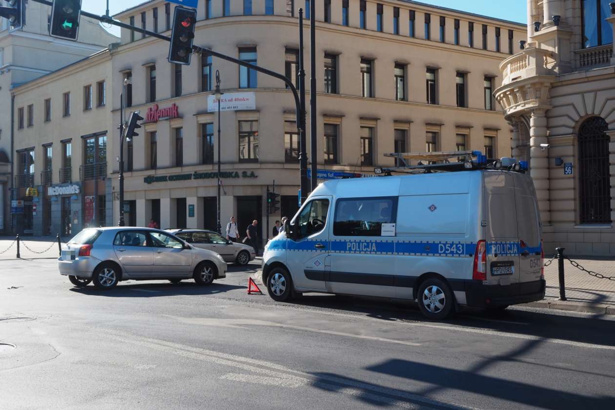  Zderzenie samochodów na rogu Krakowskiego Przedmieścia i Kołłątaja (zdjęcie 8) - Autor: Łukasz Dudkowski