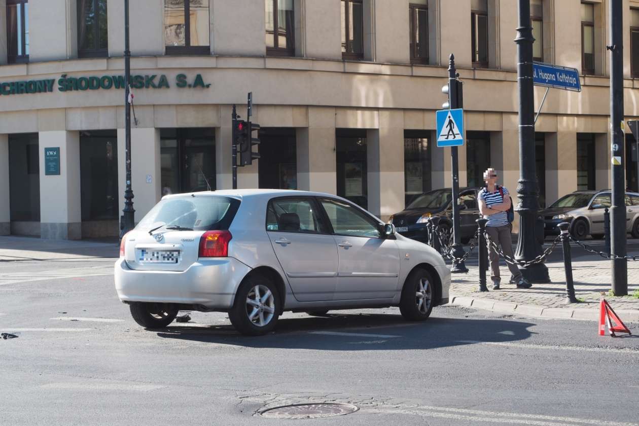  Zderzenie samochodów na rogu Krakowskiego Przedmieścia i Kołłątaja (zdjęcie 7) - Autor: Łukasz Dudkowski